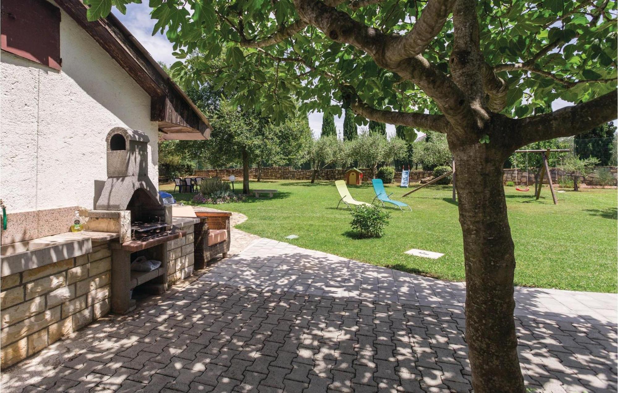 2 Bedroom Beautiful Apartment In Savudrija Exterior photo